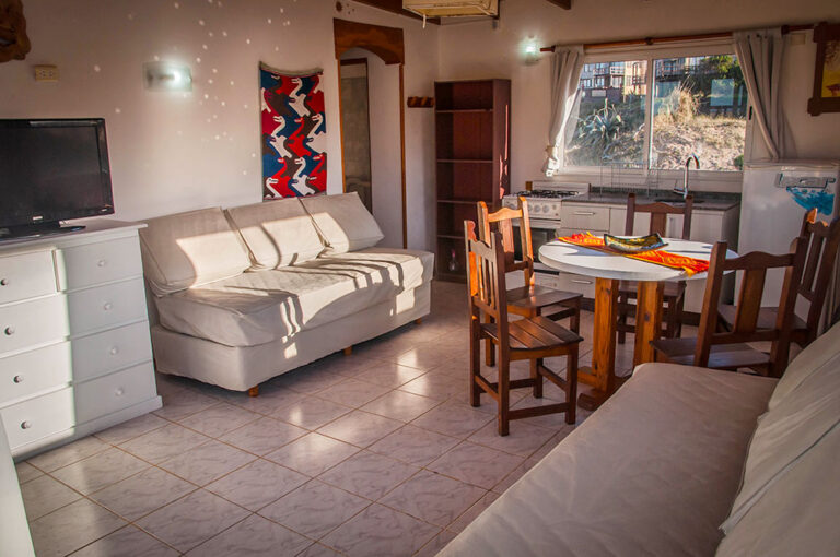 Playa 2 ambientes: living con sillón y mesa redonda
