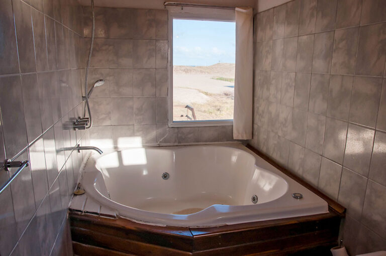 Playa 2 ambientes: baño con jacuzzi
