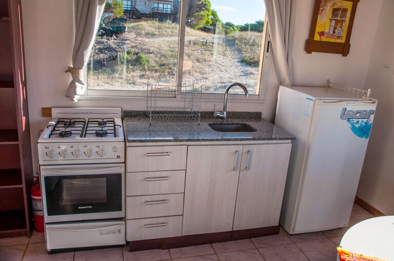 Playa Loft: cocina con horno y heladera