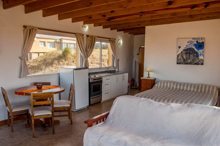 Playa Loft: loft con cocina, mesa y cama