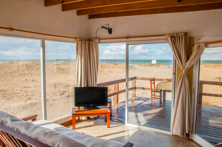 Playa Loft: TV y puerta al deck con vista al mar