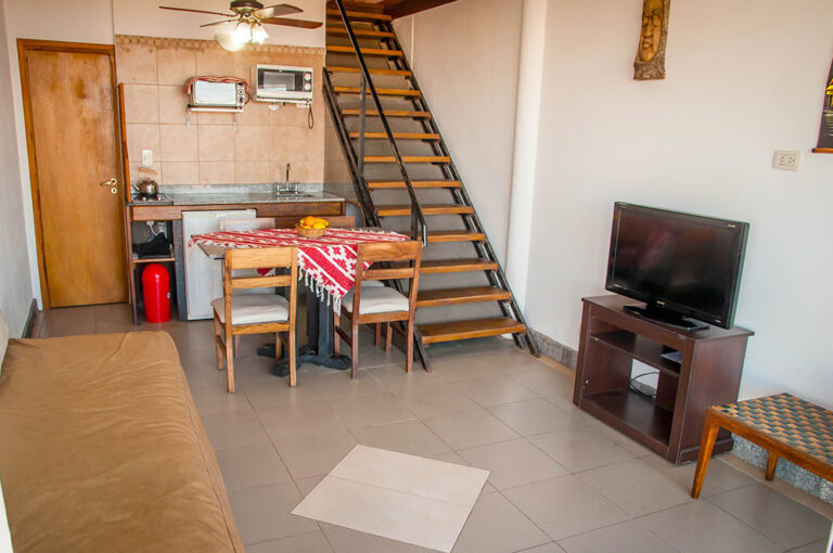 Duplex 4: estar comedor con cocina y escalera