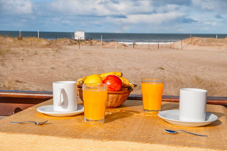 Playa 2 ambientes: desayuno con vista a la playa