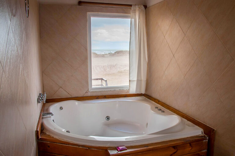 Playa 2 ambientes: jacuzzi con ventana