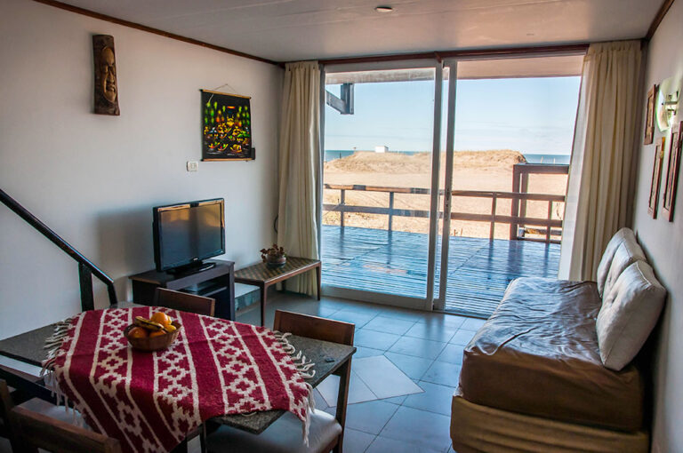 Duplex 4: estar comedor con salida al deck y vista al mar