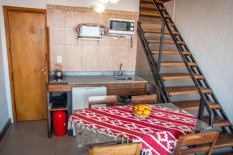Duplex 4: cocina con microondas y escalera a la planta alta