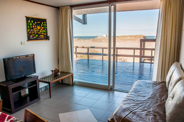 Duplex 4: estar con TV y ventanal al deck frente al mar