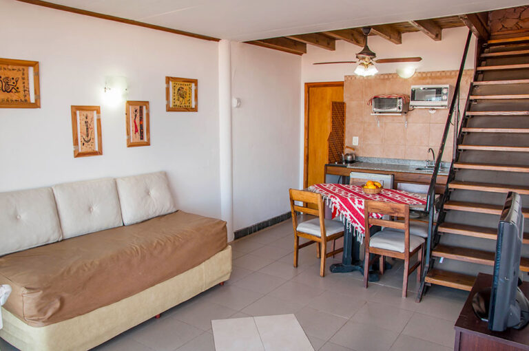 Duplex 4: living comedor con sillón y escalera