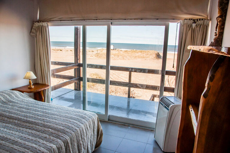 Duplex 4: habitación con ventanal al mar