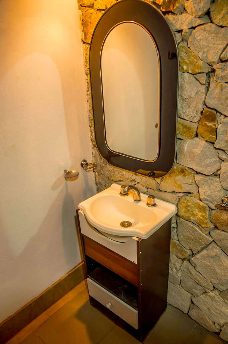 Duplex 4: lavatorio con pared de piedra