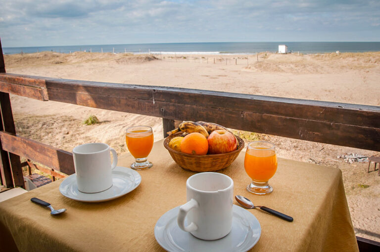 Duplex 4: desayuno en el deck frente a la playa