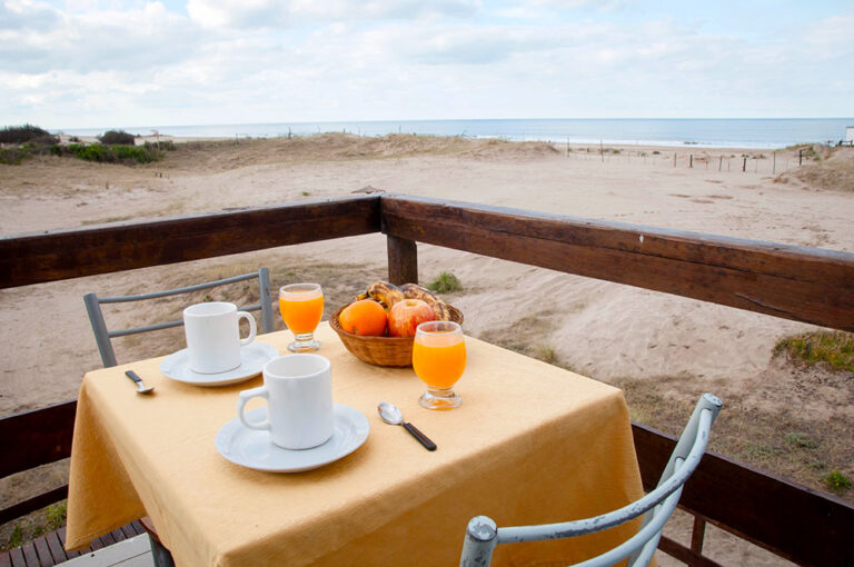 Duplex 3: desayuno en el deck frente a la playa