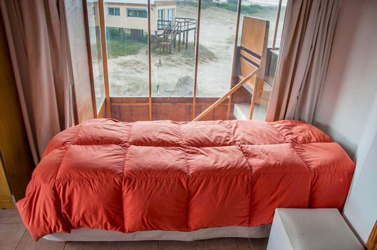 Duplex 3: futón matrimonial frente al ventanal