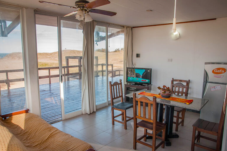 Duplex 3: comedor con ventanales al deck