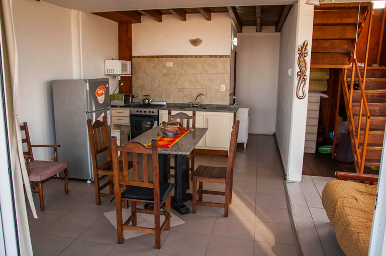 Duplex 3: cocina comedor con escalera a la planta alta