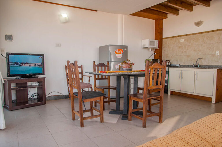 Duplex 3: comedor con TV y cocina
