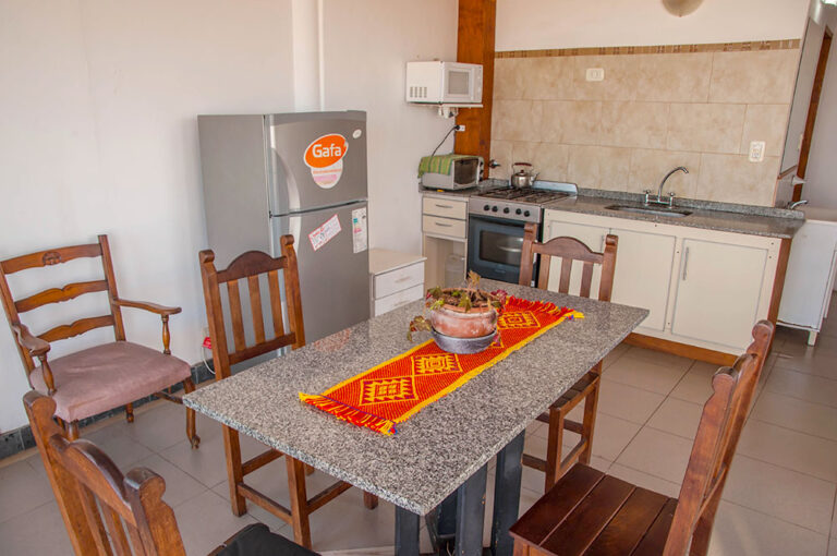 Duplex 3: mesa del comedor y cocina