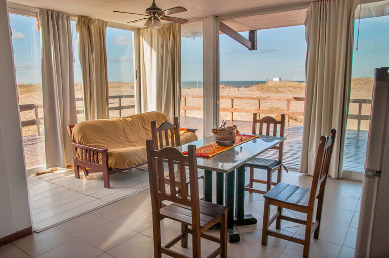 Duplex 3: living comedor con ventanales y vista a los médanos