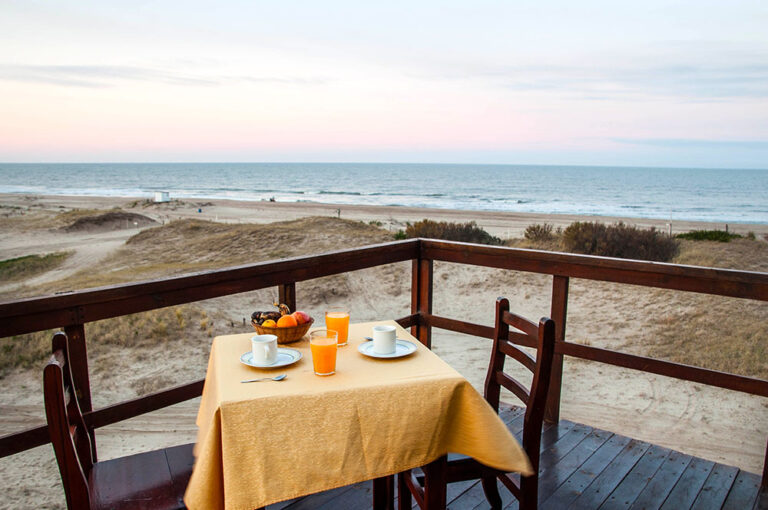 Duplex 3: desayuno en el deck al atardecer frente al mar