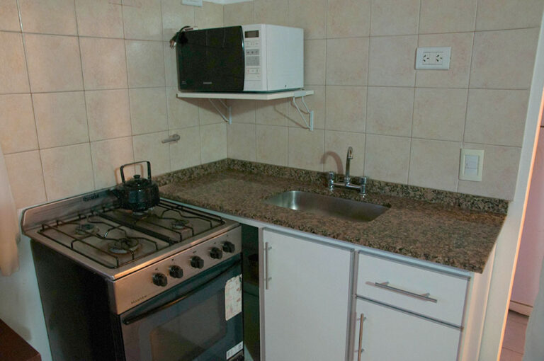 Sol F y H: cocina con horno y microondas