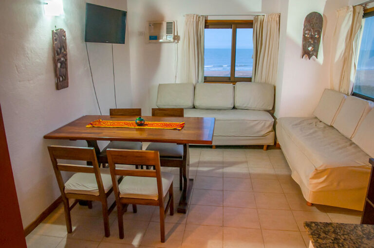 Sol F y H: comedor y sillones con TV