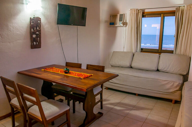 Sol F y H: comedor con sillón y vista al mar