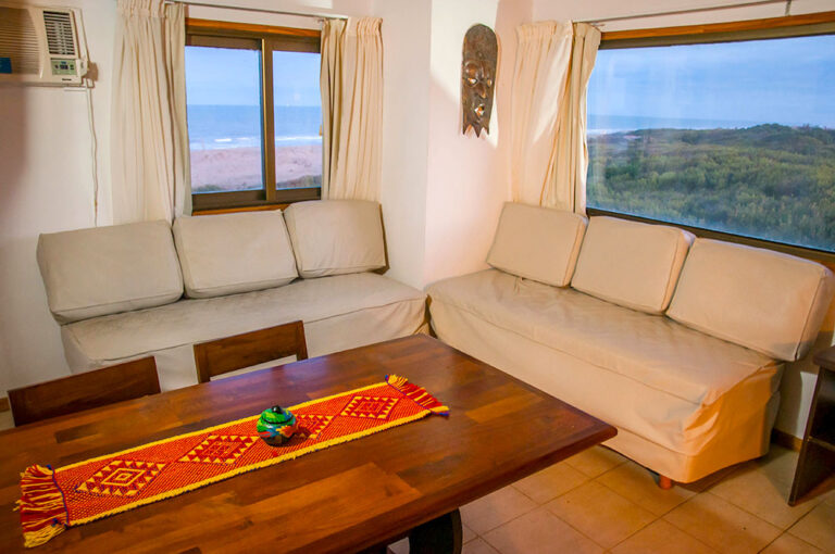 Sol F y H: estar con sillones y ventanas al mar