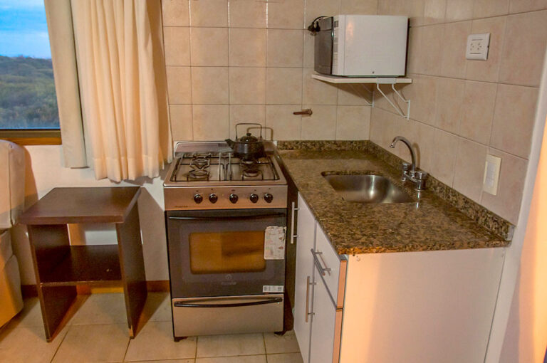 Sol F y H: cocina con anafe y bacha