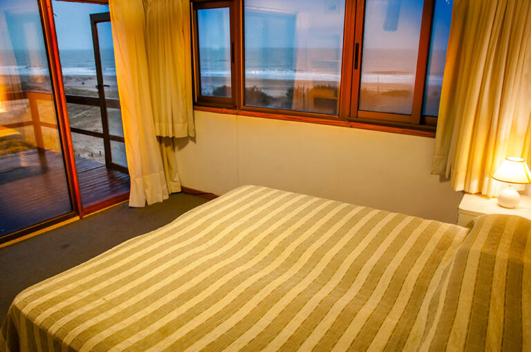 Sol F y H: habitación matrimonial con ventanas al mar