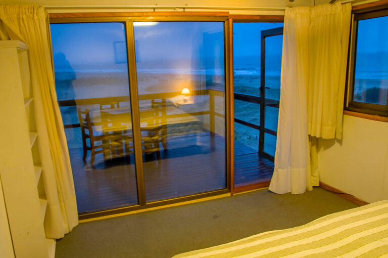 Sol F y H: habitación con ventanal y deck al mar