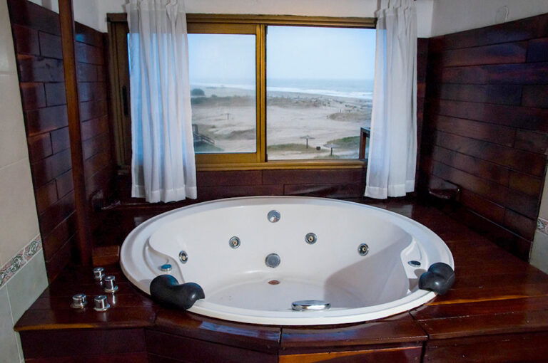 Sol F y H: jacuzzi con ventana al mar