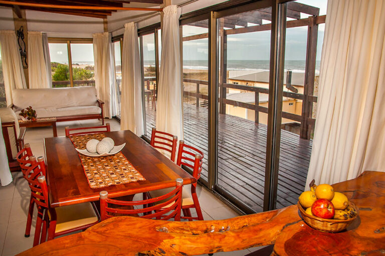 Casa Norte o Sur: comedor con ventanales al mar