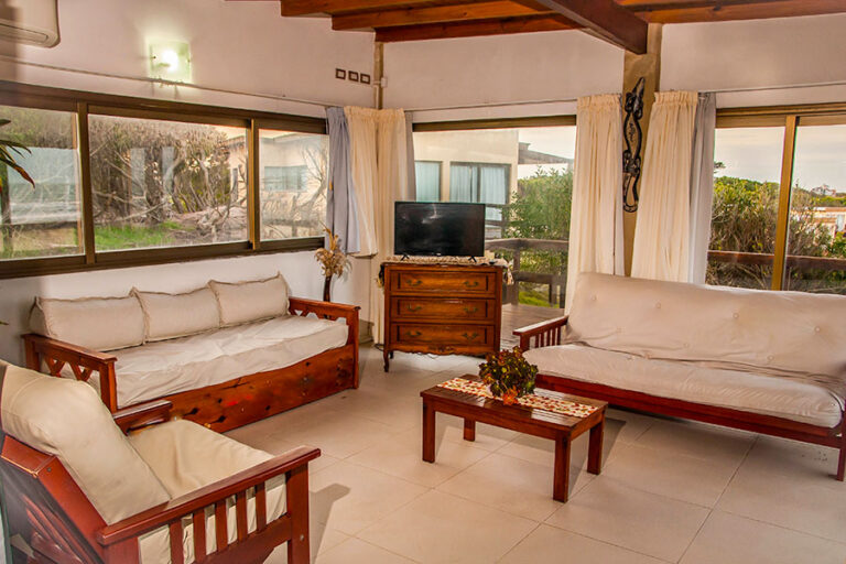 Casa Norte o Sur: living con futones y TV