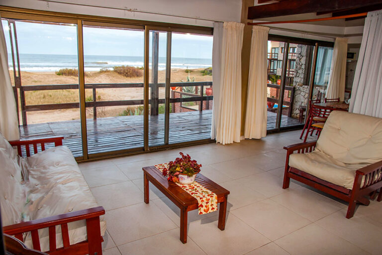 Casa Norte o Sur: living con ventanales a la playa