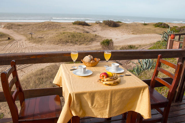 Casa Norte o Sur: desayuno en el deck con vista al mar