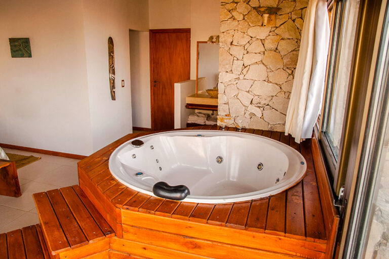 Casa Norte o Sur: jacuzzi con revestimiento de madera
