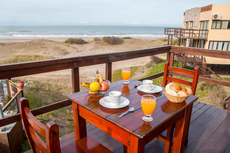 Sol C y D: desayuno en el deck frente al mar