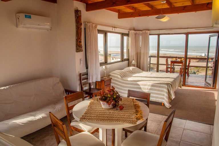 Sol C y D: loft con mesa, cama matrimonial y aire acondicionado