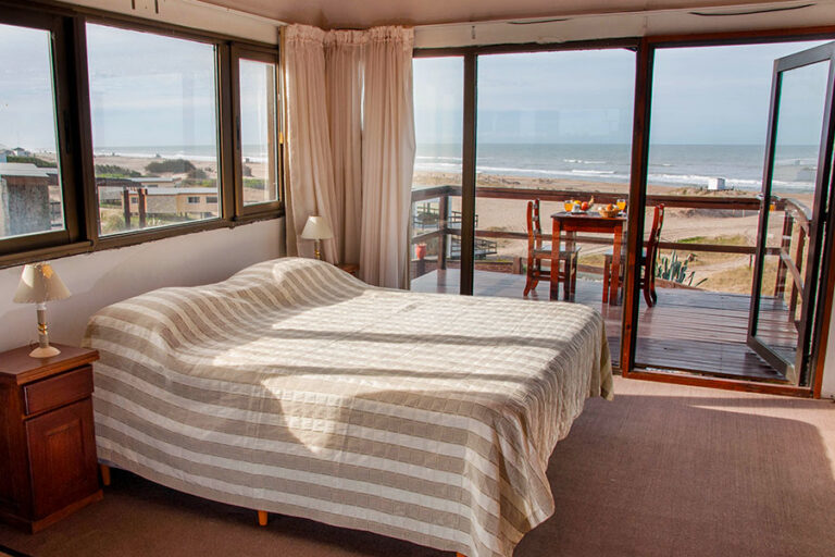 Sol C y D: cama matrimonial frente al ventanal al mar