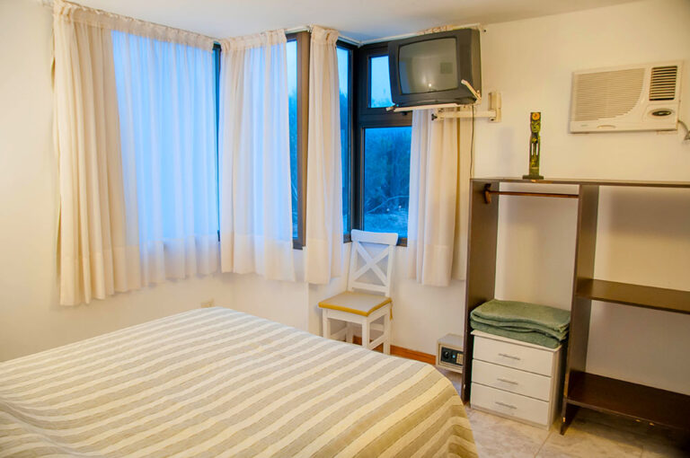 Sol A y B: habitación matrimonial con TV y aire acondicionado