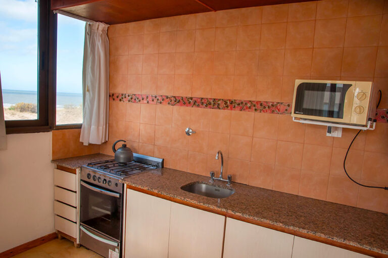Sol A y B: cocina con horno y microondas