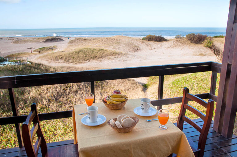 Sol A y B: desayuno en el balcón frente a los médanos y el mar