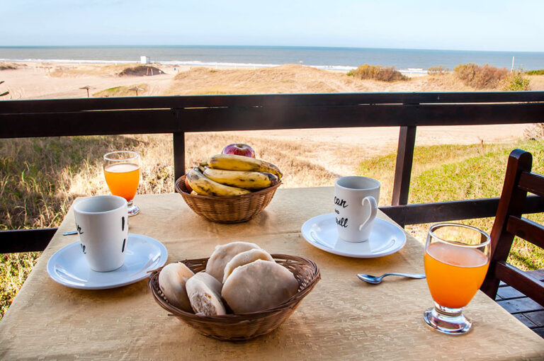 Sol A y B: desayuno frente al mar