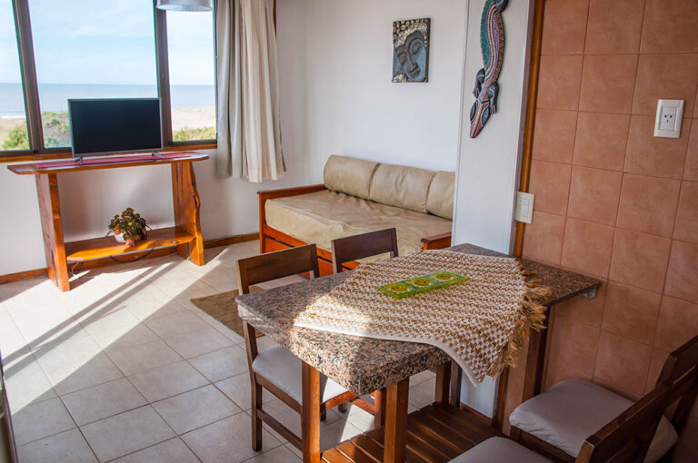 Sol G y E: estar comedor con TV y vista al mar