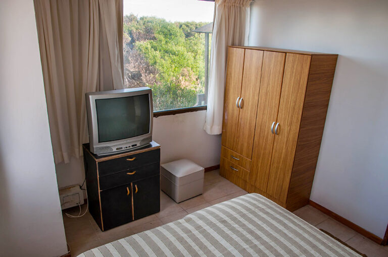Sol G y E: habitación con TV y placard