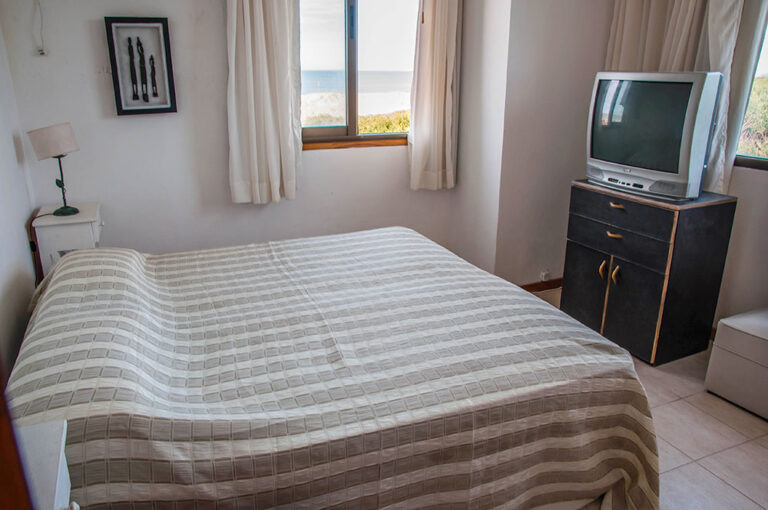 Sol G y E: habitación matrimonial con TV y vista al mar