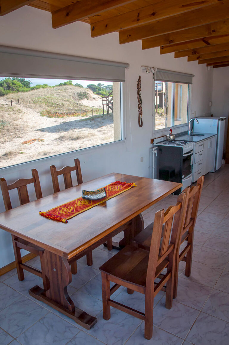 Playa Loft: comedor y cocina con vista a los médanos