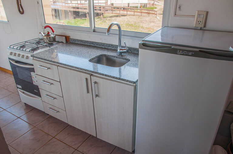 Playa Loft: cocina con anafe y bacha