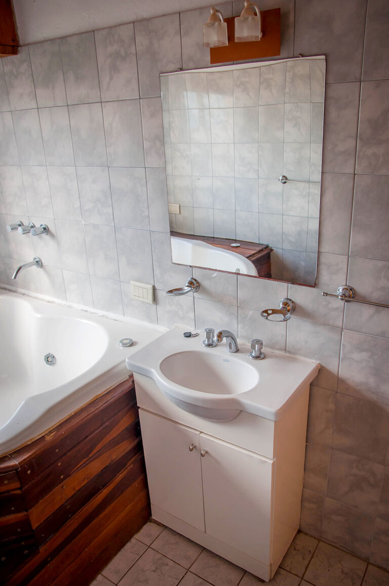 Playa Loft: baño con lavatorio y jacuzzi