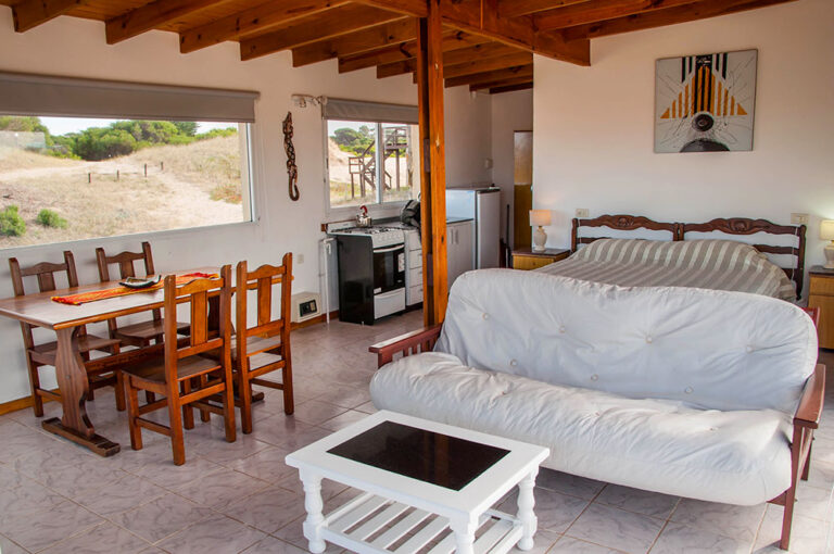 Playa Loft: loft con futón, cama y comedor